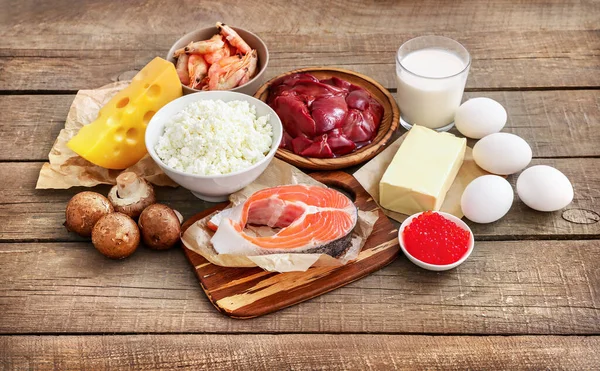 Surtido Fuentes Altas Vitamina Sobre Fondo Madera Leche Hígado Gambas — Foto de Stock