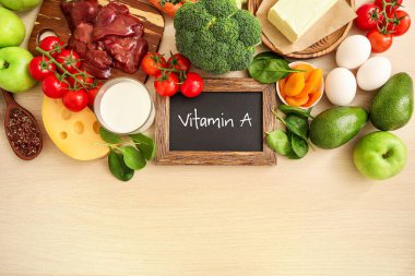 Yüksek kaliteli A vitamini kaynakları: havuç, brokoli, tereyağı, avokado, kurutulmuş kayısı, yumurta, kırmızı biber, karaciğer, ıspanak, elma, domates, süt, peynir. Üst görünüm.