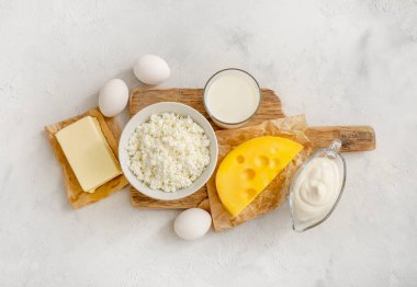 Süt ürünleri ve beyaz arka planda çiğ yumurta. Üst Manzara. Boşluğu kopyala.