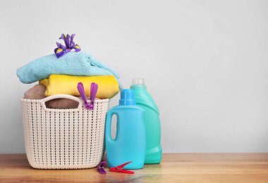 Deterjan, beyaz duvarda çamaşır tozu ve havlu.