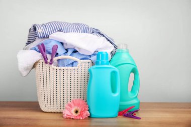 Deterjan, beyaz duvarda çamaşır tozu ve havlu.