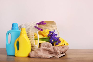 Deterjan, beyaz duvarda çamaşır tozu ve havlu.