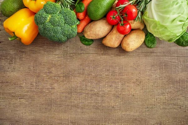 Surtido Verduras Crudas Sobre Fondo Madera Tomates Brócoli Col Aguacate —  Fotos de Stock