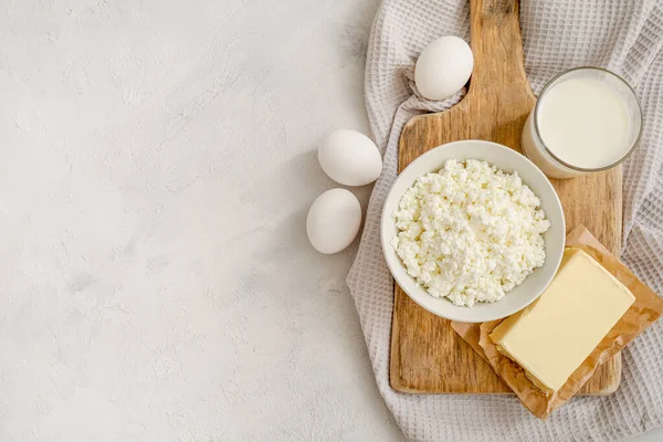 Молочні Продукти Сирі Яйця Білому Тлі Вид Зверху Копіювати Простір — стокове фото