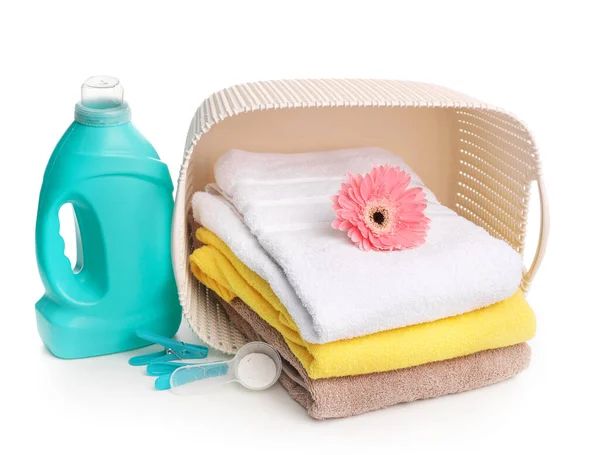 白に隔離された洗濯粉とタオルで洗剤 — ストック写真