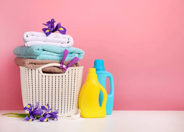 ピンクの壁の上に洗濯パウダーとタオルで洗剤 — ストック写真