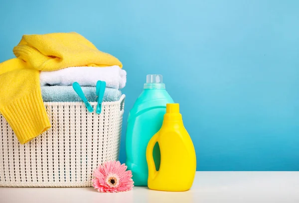Tvättmedel Med Tvättmedel Och Handdukar Över Blå Vägg — Stockfoto