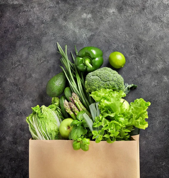 Bolsa Papel Llena Diferentes Alimentos Saludables Sobre Fondo Oscuro Vista —  Fotos de Stock