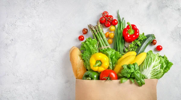 Papírzacskó Tele Különböző Egészséges Élelmiszer Elszigetelt Fehér Alapon Felülnézet — Stock Fotó