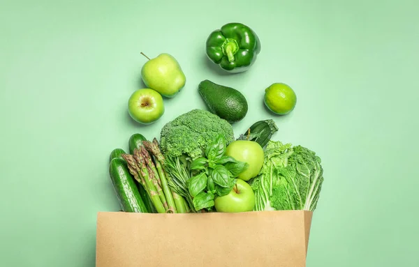 Papírzacskó Tele Különböző Egészséges Ételek Világoszöld Háttérrel Felülnézet — Stock Fotó
