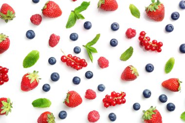 Beyaz arka planda izole edilmiş çeşitli yabani böğürtlenler. Üst görünüm.