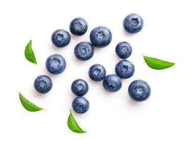 Beyaz arka planda izole edilmiş taze olgun yaban mersini. Üst Manzara. Boşluğu kopyala.