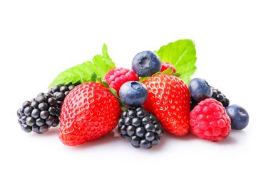 Beyaz arka planda izole edilmiş çeşitli yabani böğürtlen yığınları..