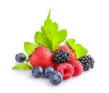 Beyaz arka planda izole edilmiş çeşitli yabani böğürtlen yığınları..