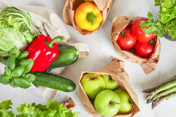 Comida Vegetariana Saludable Varias Verduras Frescas Hierbas Sobre Fondo Blanco —  Fotos de Stock