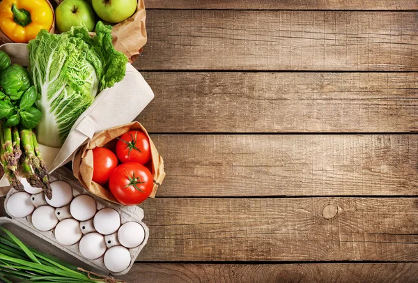 Comida Vegetariana Saludable Varias Verduras Frescas Hierbas Sobre Fondo Madera —  Fotos de Stock