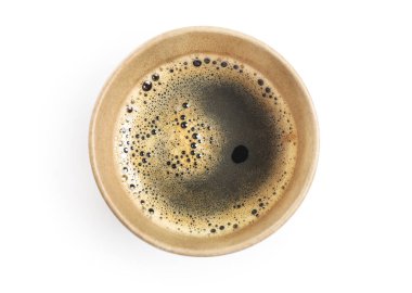 Beyaz arka planda izole edilmiş kağıt bardakta sade kahve. Üst görünüm.