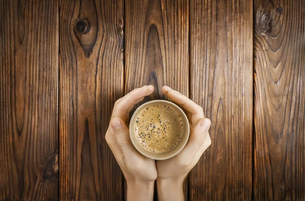 Manos Sosteniendo Taza Con Café Negro Caliente Sobre Fondo Madera —  Fotos de Stock