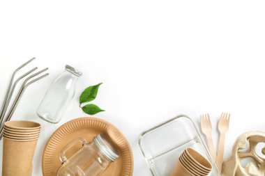 Beyaz arka planda izole edilmiş çevre dostu yiyecek konteynerleri. Üst Manzara. Boşluğu kopyala.