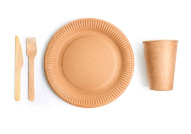 Beyaz arka planda izole edilmiş çevre dostu fast food konteynerleri. Üst görünüm.