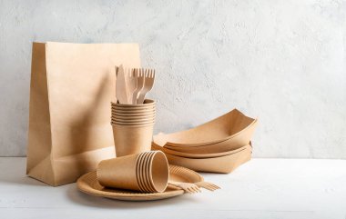 Beyaz arka planda çevre dostu fast food konteynerleri.