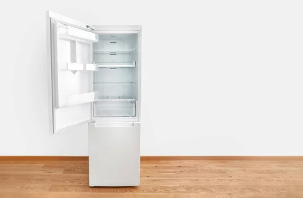 Открытый Белый Холодильник Паркетном Полу Белом Фоне Стены — стоковое фото