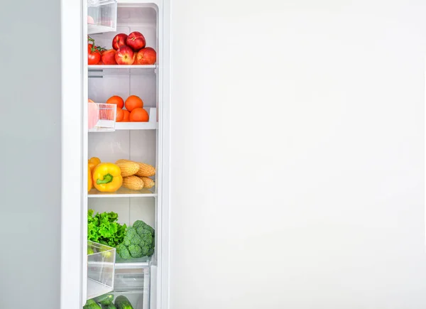 Réfrigérateur Ouvert Plein Légumes Fruits Sur Fond Mur Blanc — Photo