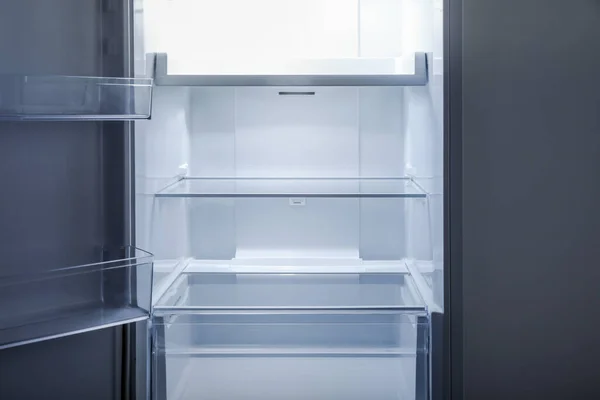 棚と空のオープン冷蔵庫 冷蔵庫室 — ストック写真