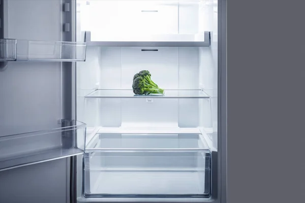 Brocoli Dans Réfrigérateur Vide Ouvert Concept Régime Perte Poids — Photo