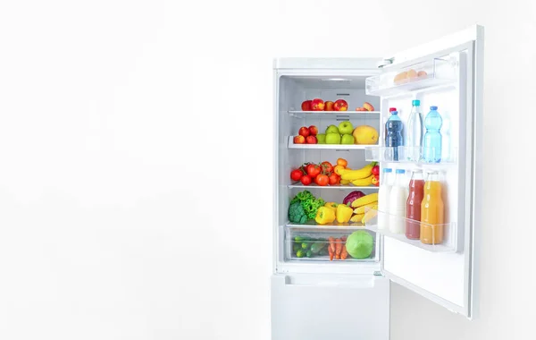 Réfrigérateur Ouvert Plein Légumes Fruits Boissons Sur Fond Mur Blanc — Photo