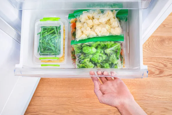 Freeser Apertura Manual Con Envases Recipientes Con Frutas Verduras Congeladas — Foto de Stock