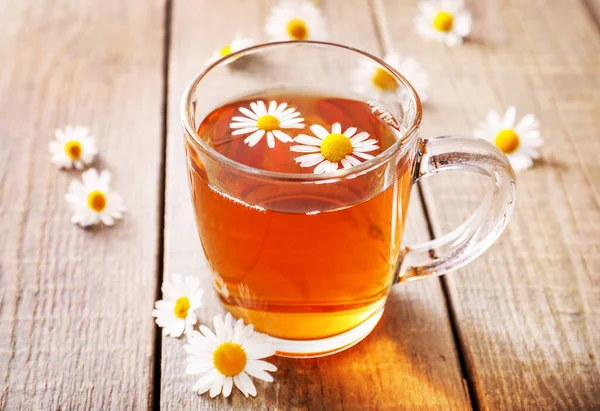 Kamilla Gyógynövény Tea Üveg Pohár Virág Bimbók Közelben Alapon — Stock Fotó