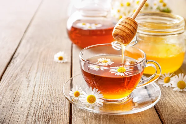 Здоровий трав'яний чай з ромашки — стокове фото