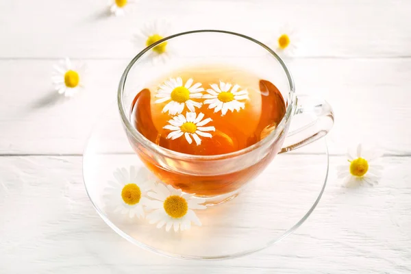 Здоровый ромашковый травяной чай — стоковое фото