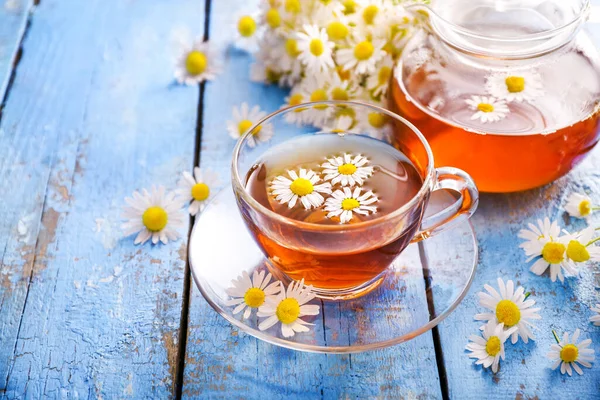 Sağlıklı papatya çayı.