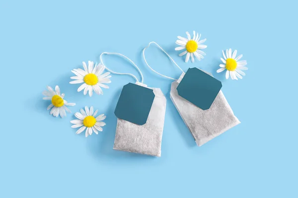 Bolsas de té y flores de manzanilla —  Fotos de Stock
