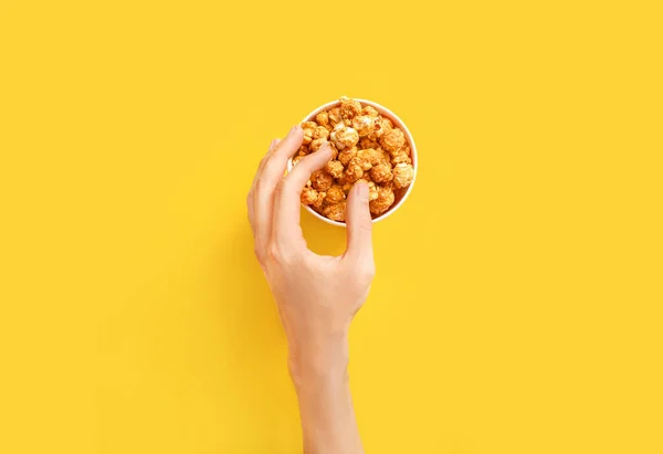 Palomitas de maíz tomadas a mano de la caja de cartón — Foto de Stock