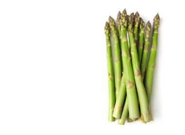 Beyaz arka planda izole edilmiş taze kuşkonmaz yığını. Üst Manzara. Boşluğu kopyala.