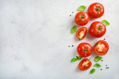 Beyaz arka planda taze domates ve fesleğen yaprakları. Üst Manzara. Boşluğu kopyala.
