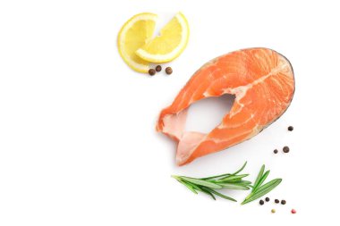 Çiğ somon parçası, limon dilimleri ve beyaz arka planda izole edilmiş biberiye filizi. Üst Manzara. Boşluğu kopyala.