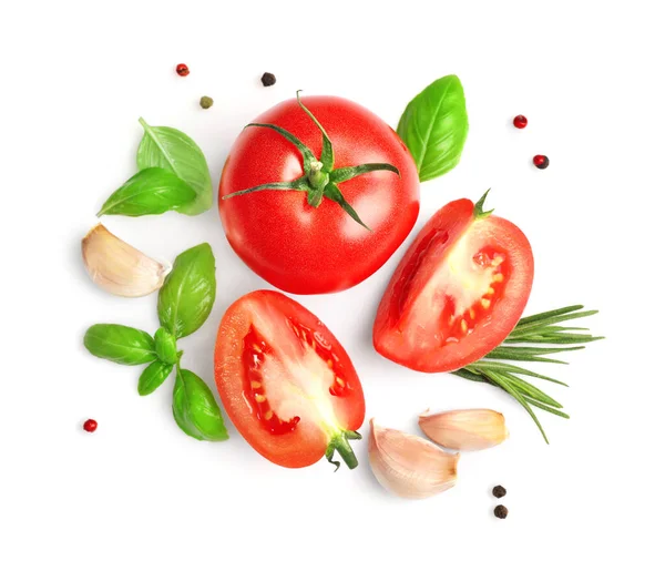 Pomodori Freschi Maturi Aglio Erbe Isolate Fondo Bianco Vista Dall — Foto Stock