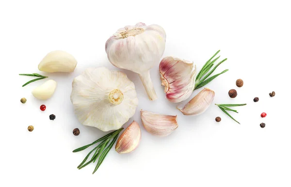 Bawang Putih Segar Dan Herbal Diisolasi Dengan Latar Belakang Putih — Stok Foto