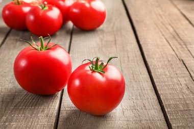 Tahta zemin üzerinde taze kırmızı domatesler. Boşluğu kopyala.