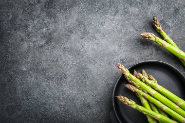Siyah arka planda taze kuşkonmaz yığını. Üst Manzara. Boşluğu kopyala.