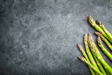 Siyah arka planda taze kuşkonmaz yığını. Üst Manzara. Boşluğu kopyala.