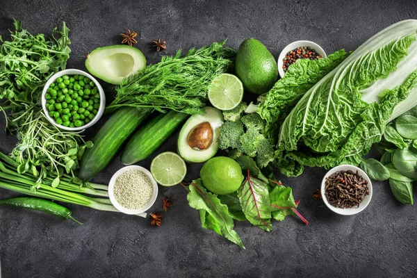 Вид Зверху Здорову Органічну Їжу Зелені Овочі Насіння Трави Темному — стокове фото