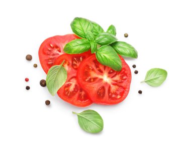 Beyaz arka planda izole edilmiş yemek, sarımsak, domates, baharat ve otlar için malzemeler. Üst görünüm.