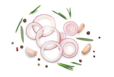 Beyaz arka planda bulunan yemek, sarımsak, soğan, baharat ve otlar için gerekli malzemeler. Üst görünüm.