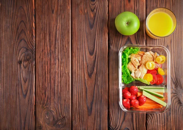 Comida Saludable Verduras Pollo Recipiente Para Almuerzo Vidrio Manzana Verde —  Fotos de Stock