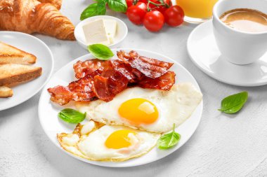 Tam Amerikan kahvaltısı, kızarmış yumurta ve kızarmış domuz pastırması..